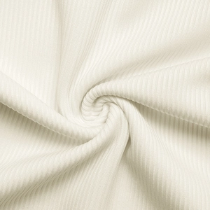 Vista macro del tessuto a maglia a coste crema con strisce verticali e trama morbida