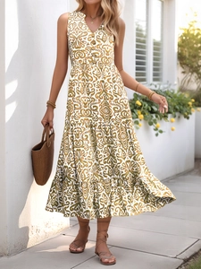 Detail eines ärmellosen V-Ausschnitt Maxikleids mit Boho-Blumendruck und Stufenrocksaum