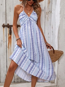 Détail de la robe longue dos nu avec imprimé bohème à rayures bleues et blanches