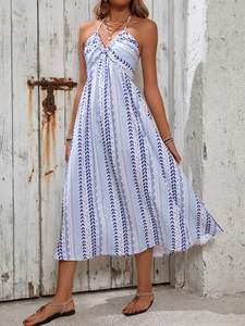 Détail de la robe longue dos nu à imprimé bohème bleu et blanc avec décolleté en V