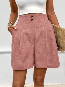 Detailaufnahme der High-Waist-Leinenshorts mit Doppelknöpfen und seitlichen Eingrifftaschen