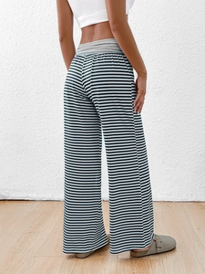 Vue détaillée du pantalon large à taille basse avec rayures horizontales bleues et noires