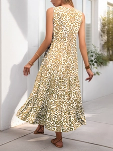 Detail eines gestuften Boho-Maxikleides mit grünem Paisley-Print und ärmellosem V-Ausschnitt