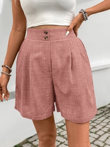 Detail der High-Waist-Shorts in Altrosa mit Doppelknöpfen und Falten für Damen