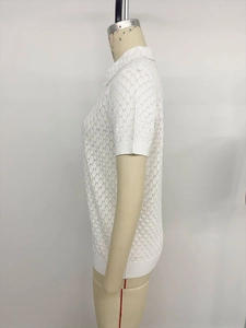 Gros plan sur un haut en maille blanc à manches courtes avec texture ajourée en losange