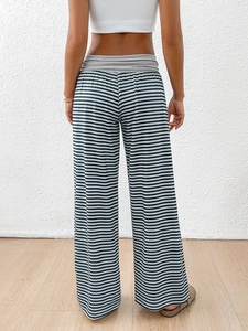 Vue arrière du pantalon large à rayures horizontales bleu marine et taille élastique