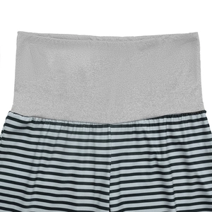 Détail de la taille élastique haute argentée et du pantalon rayé noir et gris