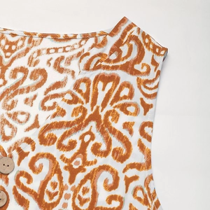 Detail des V-Ausschnitts mit Holzknöpfen an ärmellosem Sommerkleid mit Ethno-Print