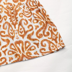 Detailansicht des böhmischen Ikat-Prints am Saum mit Rüschen und ordentlichen Doppelnähten