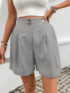Detail der grauen High-Waist-Leinenshorts mit Zierknöpfen und modischem Faltendesign