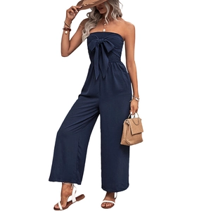 Combinaison bustier bleu marine avec nœud et jambes larges pour un look de vacances