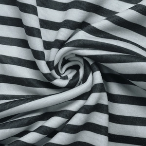 Gros plan sur un tissu en maille douce avec un motif classique à rayures noires et blanches