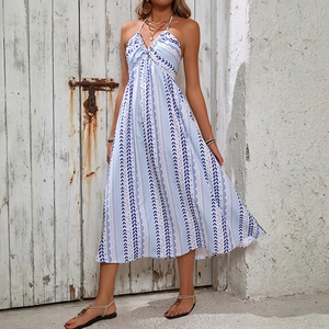 Robe midi bohème à licou bleue et blanche avec imprimé feuilles pour les vacances d'été