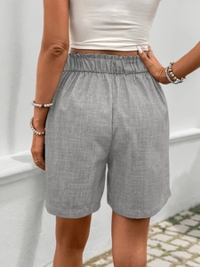 Rückansicht hellgraue Shorts mit hoher Taille, Leinenstruktur und Gummizugbund