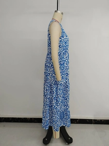 Details des ärmellosen Boho-Maxikleids mit blau-weißem Blumendruck und Stufenrock