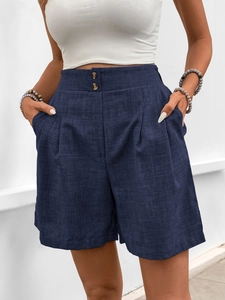 Details von dunkelblauen High-Waist-Shorts mit Vintage-Knöpfen und plissierter Leinenstruktur