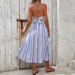Robe midi dos nu licou imprimée bleu et blanc avec un grand nœud papillon au dos
