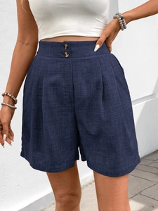 Nahaufnahme der dunkelblauen High-Waist-Shorts mit Vintage-Knöpfen und Leinentextur