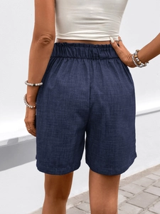 Detail der dunkelblauen Freizeitshorts mit hoher Taille, Strukturstoff und Gummizug