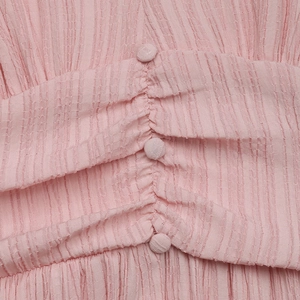 Détail du tissu rose gaufré avec fronces et boutons recouverts de tissu assortis élégants