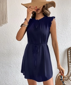 Détail de robe sans manches bleu marine avec épaules volantées et taille à cordon