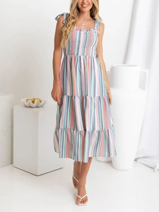 Détail de robe d'été longue à rayures colorées avec buste froncé et ourlet à volants