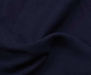 Gros plan de la texture du tissu jersey tricoté violet foncé avec des plis élastiques