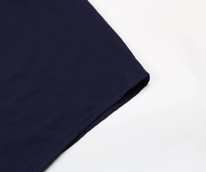 Détail des coutures de haute qualité et de la texture du tissu sergé bleu marine de la robe