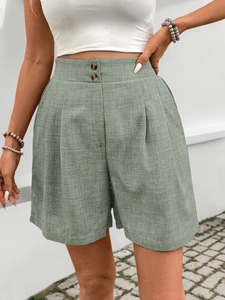 Detail von hoch taillierten salbeigrünen Baumwoll-Leinen-Shorts mit Doppelknopfverschluss