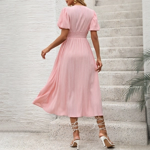 Robe rose à col en V, manches bouffantes, taille smockée et jupe à volants été
