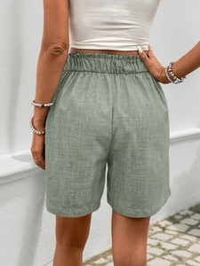 Detailansicht der grünen High-Waist-Shorts mit Paperbag-Taille und Leinenstruktur