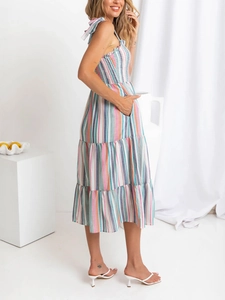 Détail d'une robe midi à rayures multicolores avec ourlet à volants et fines bretelles