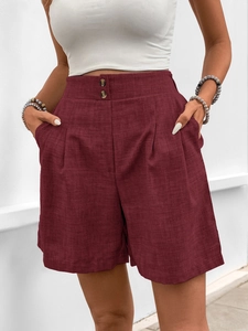 Detailansicht der weinroten High-Waist-Shorts mit elegantem Knopfverschluss und Struktur