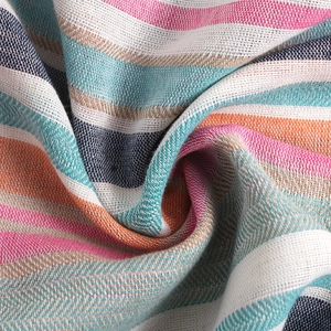Détail macro d'un tissu tissé de haute qualité avec des rayures arc-en-ciel et texture fine