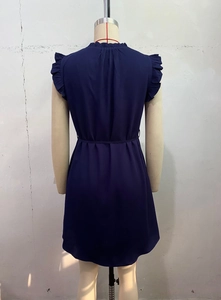 Détail du dos d'une robe sans manches bleu marine avec des volants aux épaules