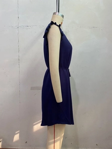 Détail de l'épaule à volants et de la taille à cordon sur robe sans manches bleu foncé