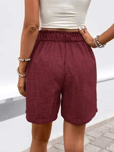 Detailansicht der dunkelroten Leinen-Shorts mit hohem Bund und elastischem Taillenband