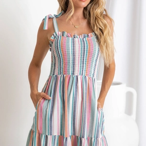 Robe midi à volants avec rayures verticales colorées et bustier élastique smocké