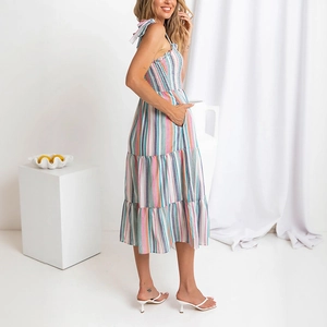 Robe midi rayée colorée pour femme avec taille froncée et bretelles à nœuds en studio