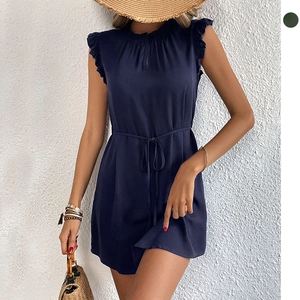 Robe d'été courte bleu marine avec manches à volants et ceinture nouée à la taille