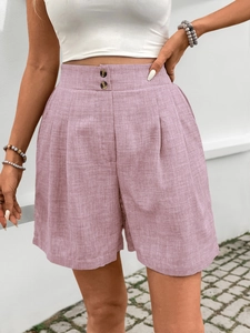 Detailansicht der mauvefarbenen High-Waist-Shorts mit Knöpfen und Leinentextur