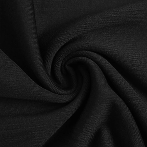 Dettaglio della trama del tessuto nero con trama fitta ed elegante drappeggio a spirale