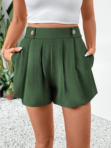 Détail du short taille haute vert foncé avec texture verticale et boutons de style rétro