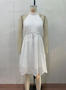 Détail d'une robe blanche dos nu avec broderies florales en dentelle et textures fines