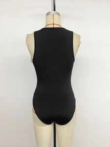 Vue arrière d'un body noir sans manches en maille extensible sur un mannequin industriel