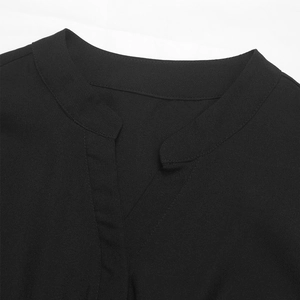 Dettaglio dell'elegante scollo a V nero con colletto alla coreana e cuciture di precisione