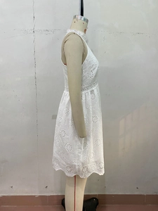 Détail de la robe trapèze blanche sans manches avec broderie anglaise florale complexe