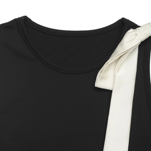 Détail d'un body élégant à col rond orné d'un grand nœud en satin crème sur l'épaule