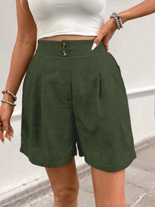 Detailansicht der dunkelgrünen High-Waist-Shorts mit Zierknöpfen und Leinentextur