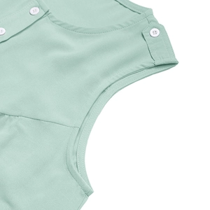 Détail de la robe sans manches vert menthe avec col rond et épaulettes à boutons